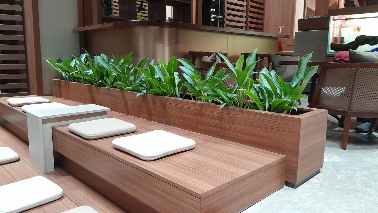 DEKORASI PLANTER BOX COKLAT